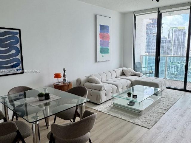 1-bedroom condo for rent in Miami - 31 SE 5th St 3309 - MondialRealty