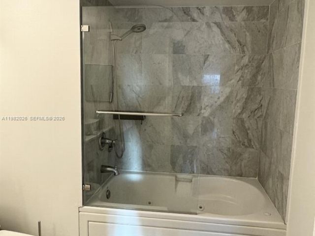 1-bedroom condo for rent in Miami - 31 SE 5th St 3309 - MondialRealty