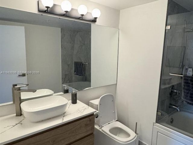 1-bedroom condo for rent in Miami - 31 SE 5th St 3309 - MondialRealty