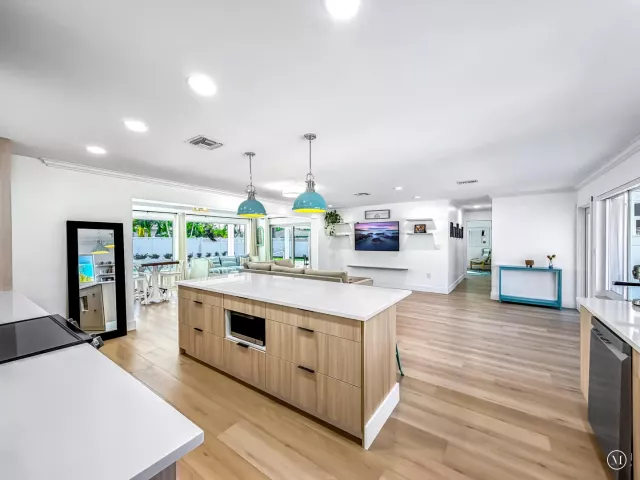 3-bedroom home for sale in Boca Raton - 1098 W Camino Real - MondialRealty