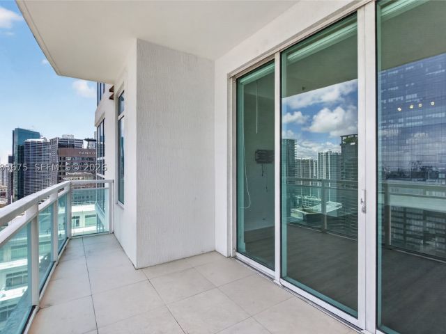 1-bedroom condo for sale in Miami - 950 Brickell Bay Dr 4100 - MondialRealty