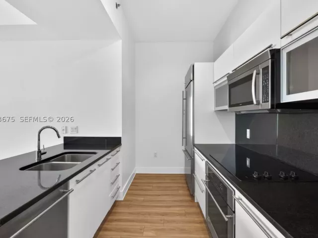 1-bedroom condo for sale in Miami - 950 Brickell Bay Dr 4100 - MondialRealty