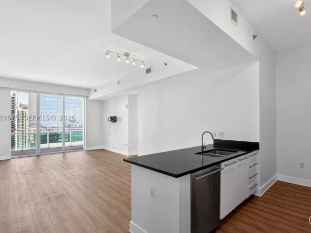 1-bedroom condo for sale in Miami - 950 Brickell Bay Dr 4100 - MondialRealty