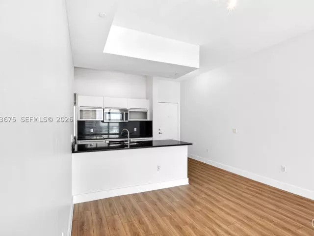 1-bedroom condo for sale in Miami - 950 Brickell Bay Dr 4100 - MondialRealty