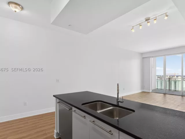 1-bedroom condo for sale in Miami - 950 Brickell Bay Dr 4100 - MondialRealty