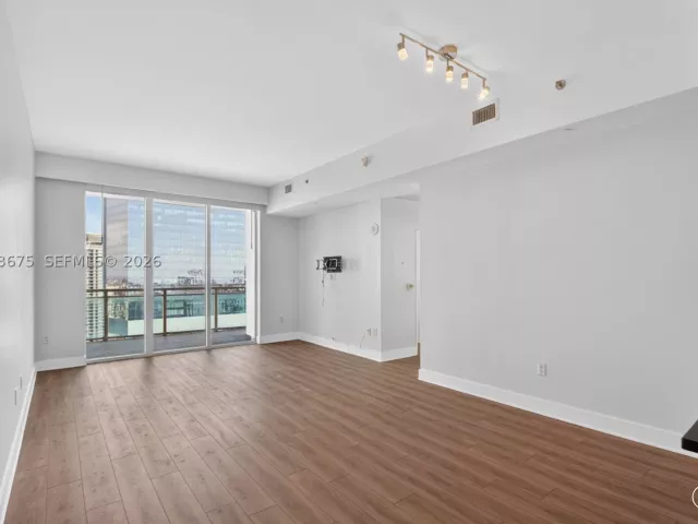 1-bedroom condo for sale in Miami - 950 Brickell Bay Dr 4100 - MondialRealty