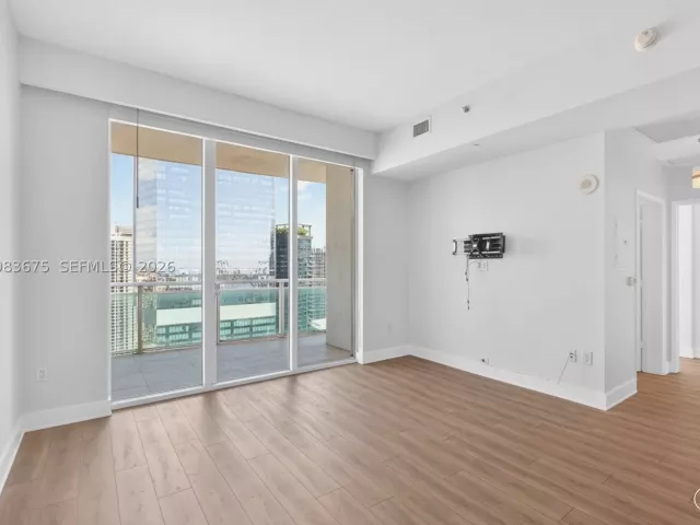 1-bedroom condo for sale in Miami - 950 Brickell Bay Dr 4100 - MondialRealty