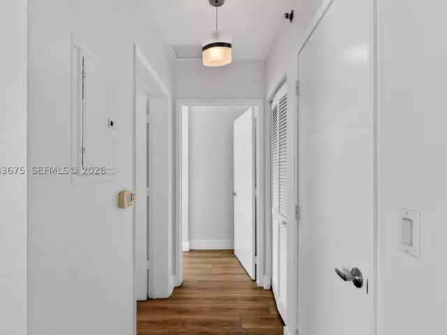 1-bedroom condo for sale in Miami - 950 Brickell Bay Dr 4100 - MondialRealty