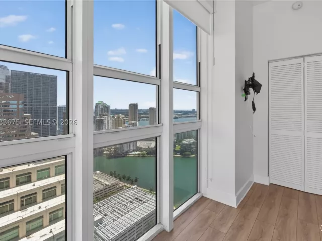 1-bedroom condo for sale in Miami - 950 Brickell Bay Dr 4100 - MondialRealty