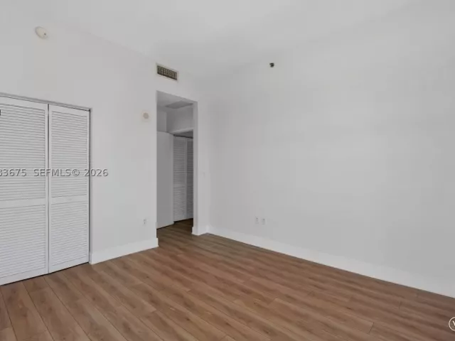 1-bedroom condo for sale in Miami - 950 Brickell Bay Dr 4100 - MondialRealty