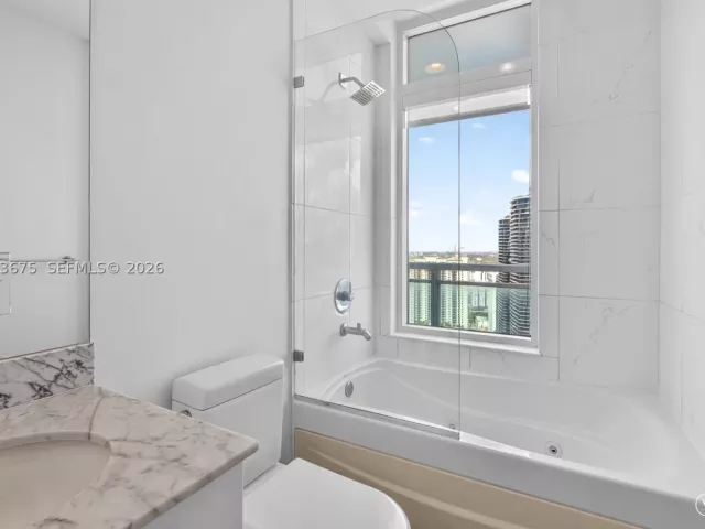1-bedroom condo for sale in Miami - 950 Brickell Bay Dr 4100 - MondialRealty