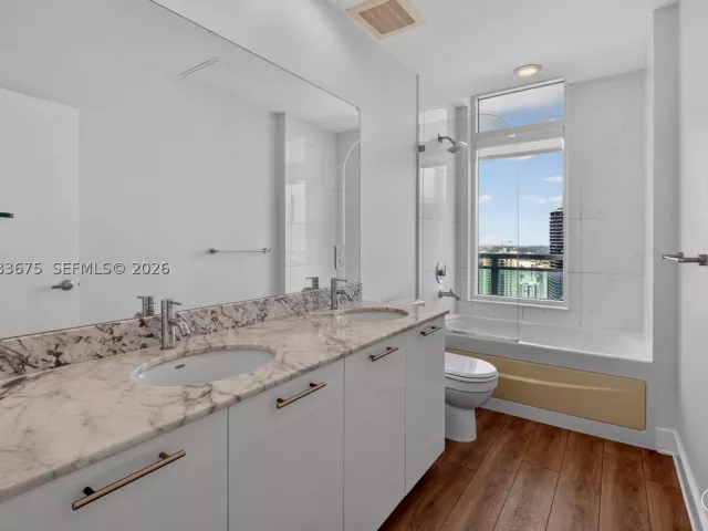 1-bedroom condo for sale in Miami - 950 Brickell Bay Dr 4100 - MondialRealty
