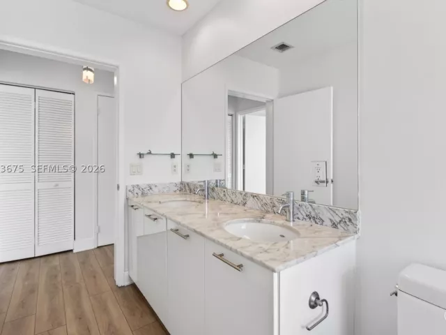 1-bedroom condo for sale in Miami - 950 Brickell Bay Dr 4100 - MondialRealty