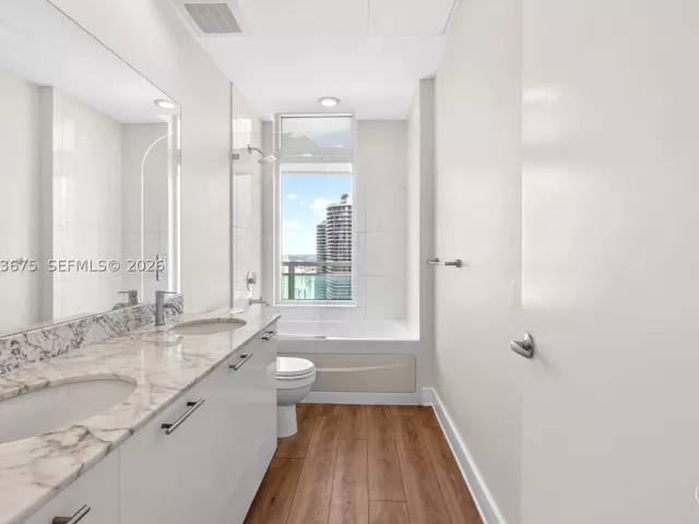1-bedroom condo for sale in Miami - 950 Brickell Bay Dr 4100 - MondialRealty
