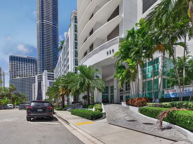 1-bedroom condo for sale in Miami - 950 Brickell Bay Dr 4100 - MondialRealty