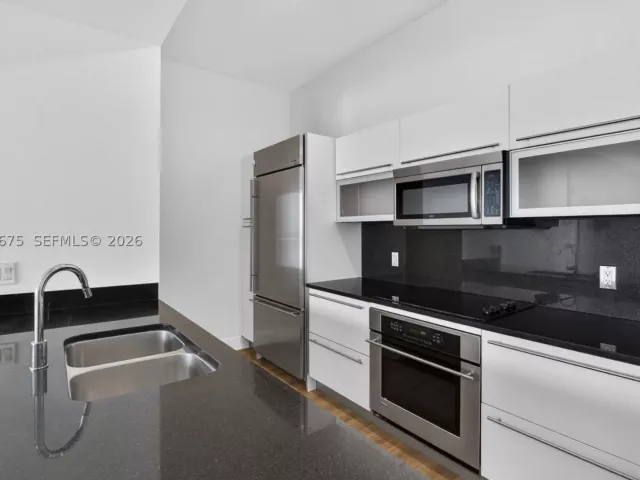 1-bedroom condo for sale in Miami - 950 Brickell Bay Dr 4100 - MondialRealty