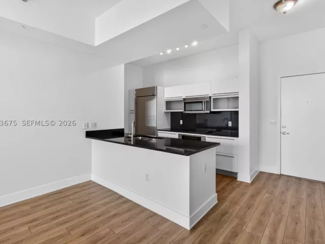 1-bedroom condo for sale in Miami - 950 Brickell Bay Dr 4100 - MondialRealty