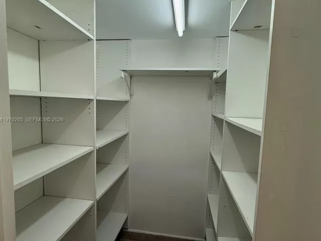 1-bedroom condo for sale in Miami Beach - 5255 Collins Ave 7B - MondialRealty