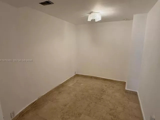 1-bedroom condo for sale in Miami Beach - 5255 Collins Ave 7B - MondialRealty