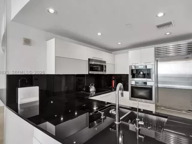 1-bedroom condo for sale in Sunny Isles Beach - 17121 Collins Ave 2003 - MondialRealty