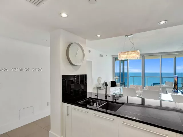 1-bedroom condo for sale in Sunny Isles Beach - 17121 Collins Ave 2003 - MondialRealty