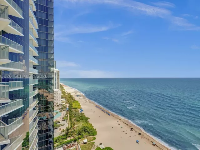 1-bedroom condo for sale in Sunny Isles Beach - 17121 Collins Ave 2003 - MondialRealty