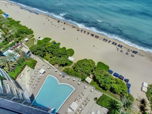 1-bedroom condo for sale in Sunny Isles Beach - 17121 Collins Ave 2003 - MondialRealty