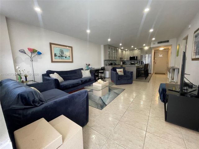 Apartment for rent  Unit #911 - photo 7470106