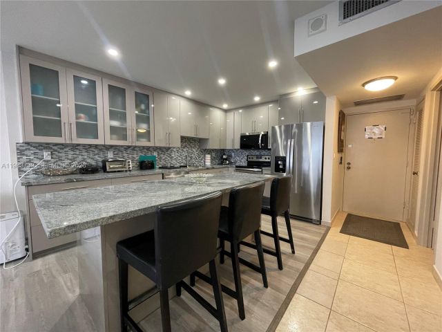 Apartment for rent  Unit #911 - photo 7470107