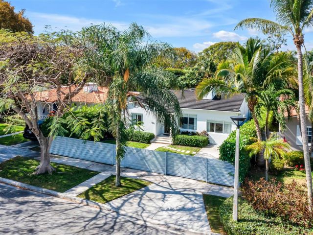 Home for rent at 540 SW 27th Rd 0 - photo 7493782