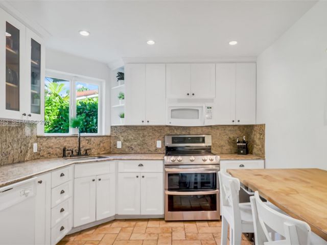 Home for rent at 540 SW 27th Rd 0 - photo 7493802