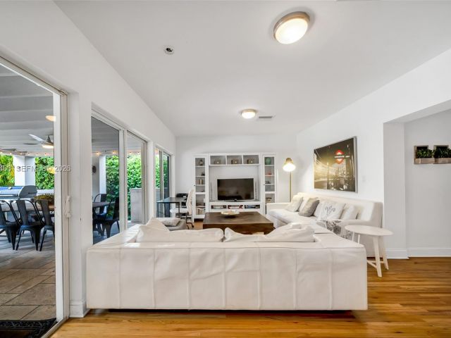 Home for rent at 540 SW 27th Rd 0 - photo 7493807