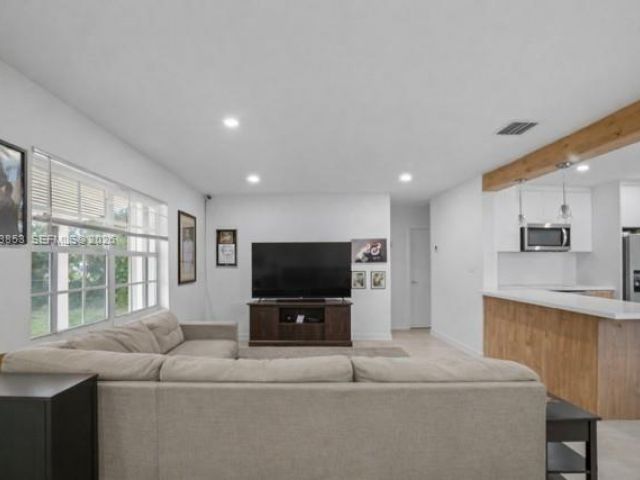 2-bedroom home for rent in Fort Lauderdale - 1445 NW 6th Ave 1445 - MondialRealty