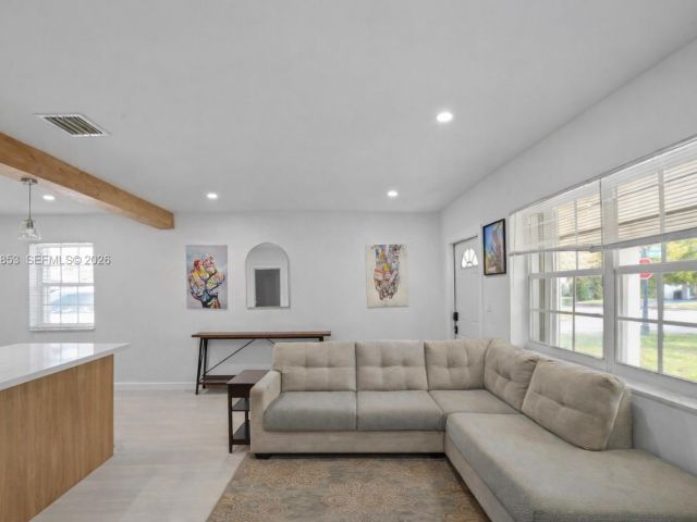 2-bedroom home for rent in Fort Lauderdale - 1445 NW 6th Ave 1445 - MondialRealty