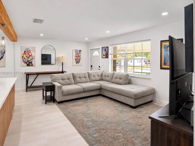 2-bedroom home for rent in Fort Lauderdale - 1445 NW 6th Ave 1445 - MondialRealty