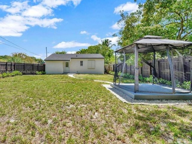 2-bedroom home for rent in Fort Lauderdale - 1445 NW 6th Ave 1445 - MondialRealty