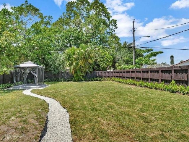 2-bedroom home for rent in Fort Lauderdale - 1445 NW 6th Ave 1445 - MondialRealty