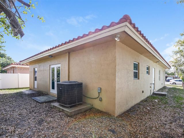 3-bedroom home for rent in Fort Lauderdale - 2835 NW 14th St - MondialRealty