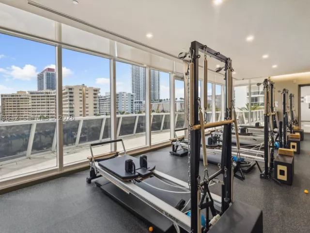 2-bedroom condo for rent in Hallandale Beach - 1800 S Ocean Dr 909 - MondialRealty