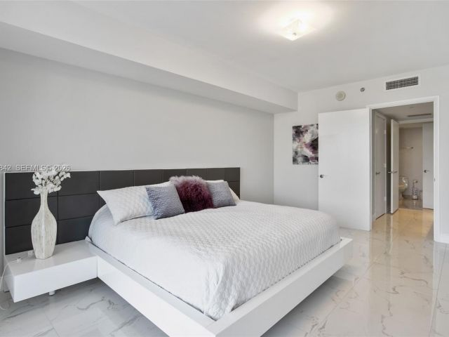 Apartment for rent  Unit #909 - photo 7500385