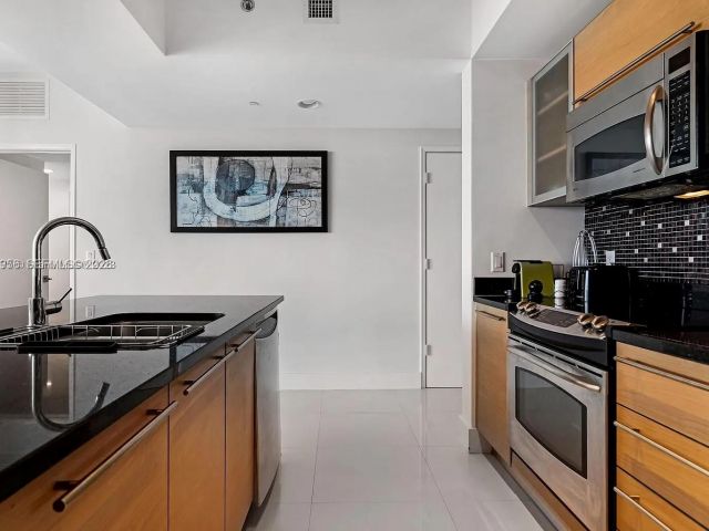 Apartment for rent  Unit #3710 - photo 7461471