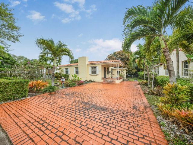 Home for sale at 512 Mendoza Ave - photo 7470679