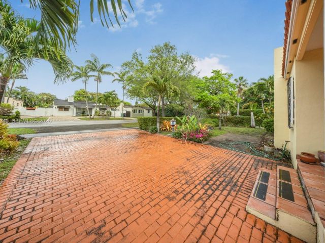 Home for sale at 512 Mendoza Ave - photo 7470680