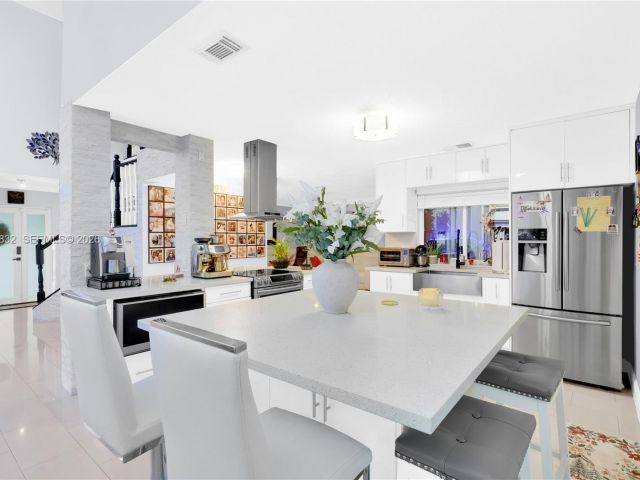 4-bedroom home for sale in Miami - 14716 SW 111th Ter - MondialRealty