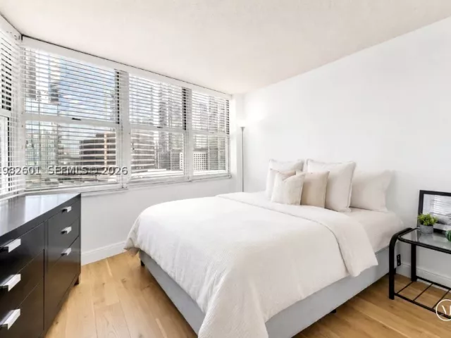2-bedroom condo for rent in Miami - 801 Brickell Bay Dr 1262 - MondialRealty