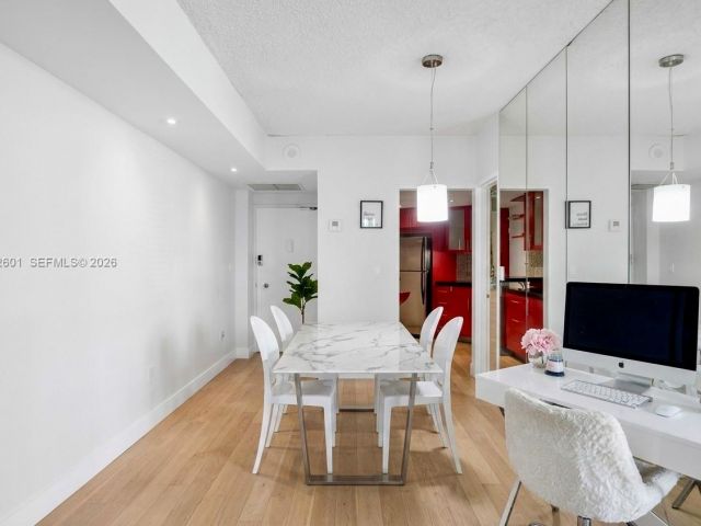 2-bedroom condo for rent in Miami - 801 Brickell Bay Dr 1262 - MondialRealty