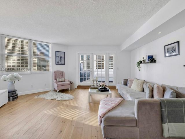 2-bedroom condo for rent in Miami - 801 Brickell Bay Dr 1262 - MondialRealty