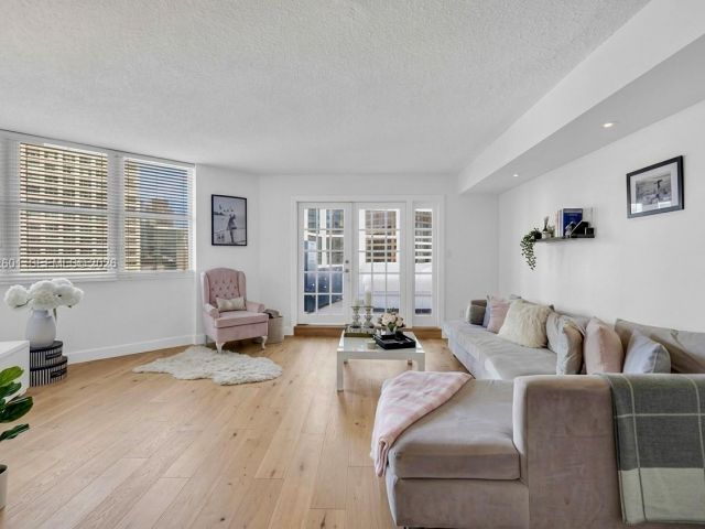 2-bedroom condo for rent in Miami - 801 Brickell Bay Dr 1262 - MondialRealty