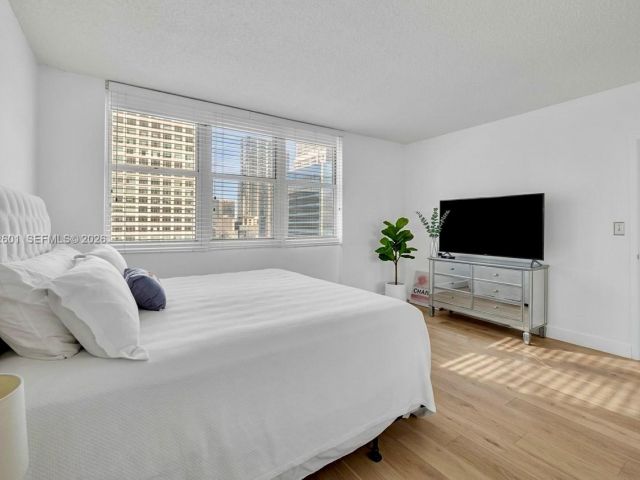 2-bedroom condo for rent in Miami - 801 Brickell Bay Dr 1262 - MondialRealty