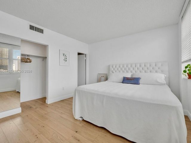 2-bedroom condo for rent in Miami - 801 Brickell Bay Dr 1262 - MondialRealty